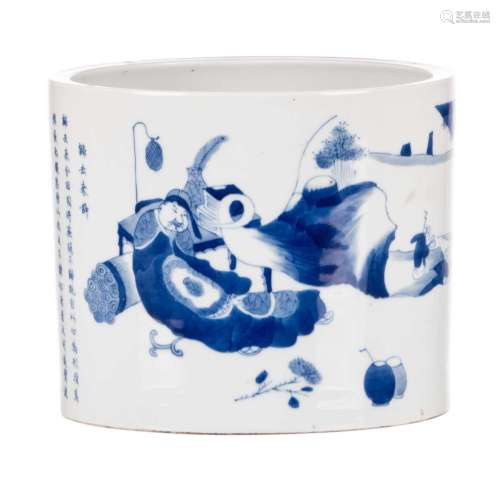 A Chinese blue and white decorated brush pot, with an animated scene and calligraphic texts, H 16,5 cm