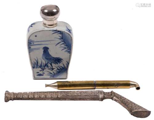 A Chinese blue and white decorated tea caddy, 18thC; added an Oriental paktong pipe and a dagger with silver grip and scabbard, H 19 - L 22,5 - 33 cm