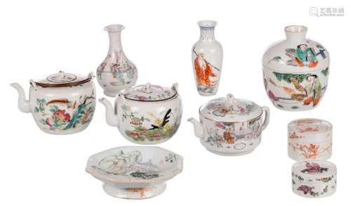 A lot of Chinese famille rose decorated items, some marked, H 5 - 14 cm; added a ditto iron red decorated box and cover and a miniature vase, some items marked, H 3,3 - 14,5 cm