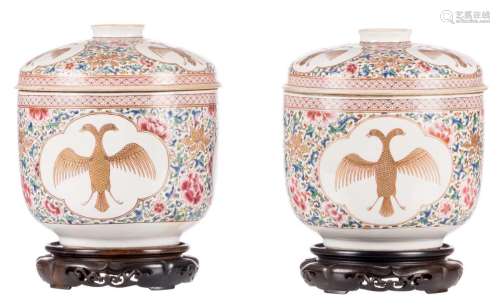 A pair of Chinese export porcelain bowls and covers, famille rose decorated with three two-headed eagles situated in a roundel, 18thC, H 23 - Diameter 21 cm
