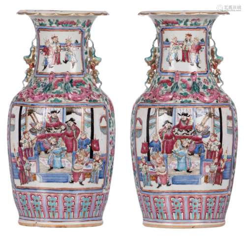A pair of Chinese famille rose vases, decorated with a court- and warriors scene, 19thC, H 46 cm