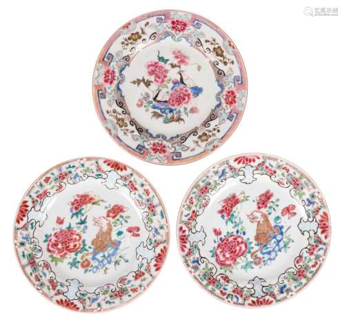A pair of Chinese famille rose dishes, depicting a Fu-lion on a rock, Qianlong; added a ditto dish, decorated with two birds on a rock, Qianlong, Diameter 23 cm