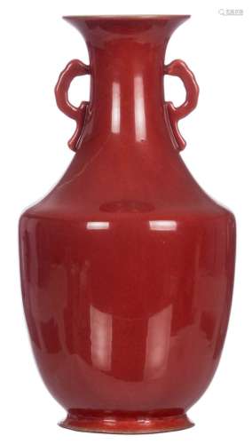 A Chinese red monochrome vase, with a Qianlong mark, H 32,5 cm