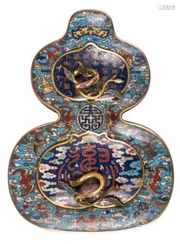 A Chinese cloisonné box with cover in the shape of a kalebas vase, marked Qianlong, Qing dynasty, L 19,5 - W 15 cm