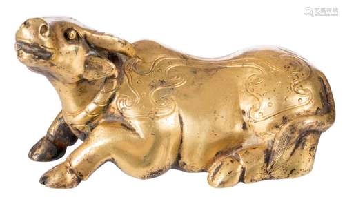 A Sino-Tibetan gilt bronze figure of a water buffalo, H 6,5 - L 10,5 cm; Weight: about 300 g