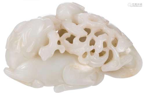 A Chinese jade carved group, depicting two kylins, Qing dynasty, H 6 - W 12,5 cm