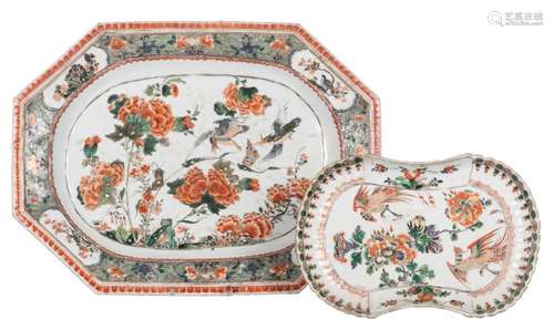 Two Chinese Kangxi famille verte and gilt plates, decorated with birds and flowers, 33 x 44 cm / 19 x 27,5 cm