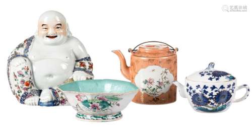 A Chinese polychrome Budai, two teapots, and an octagonal dish, 19th/2OthC, H 19,5 - 10 - 12 - Diameter 16 cm