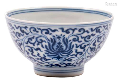 A Chinese blue and white floral cup, Kangxi, H 5,5 - Diameter 10 cm