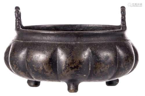 A Chinese bronze incense burner, with a Xuande mark, H 8 - D 10,5 cm