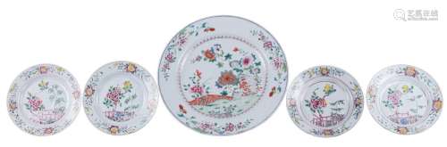 Four Chinese famille rose dishes and a plate, Qianlong, Diameter 21,5 - 38,5 cm (chips)