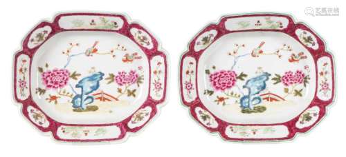 A pair of Chinese famille rose decorated octagonal plates, 18thC, H 7 - W 28,5 - D 23,5 cm (one plate with a crack)
