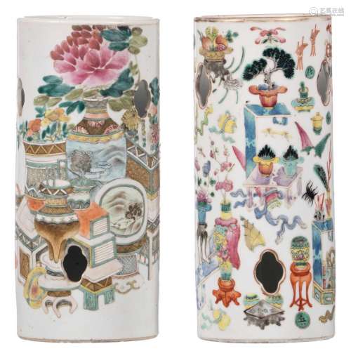 A pair of Chinese famille rose hat stands, decorated with flower vases and antiquities, marked, H 28,5 cm