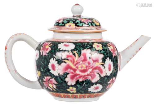 A Chinese polychrome teapot, Qianlong, H 12,5 cm (restoration on the handle)