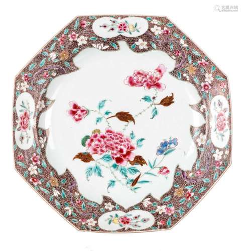 A Chinese octagonal famille rose floral plate, 18thC, Diameter 38,5 cm