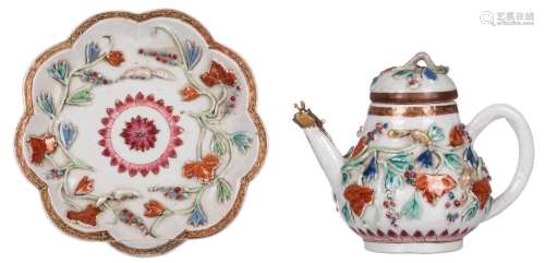 A Chinese polychrome teapot with a matching plate, relief decorated, 18thC, H 12,5 - W 16 cm / Diameter plate 16 cm
