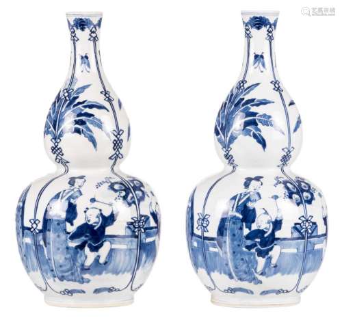 A pair of  Chinese blue and white double gourd vases, decorated with court ladies and children, with a Kangxi mark, H 35,7 cm