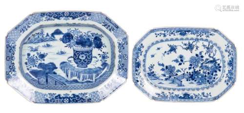 Two Chinese octagonal blue and white dishes, 18thC, 23x32 - 28,5x37 cm (chips)