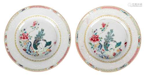 A pair of Chinese polychrome dishes with birds on a flower rock, Qianlong, Diameter 19,3 cm (chip)