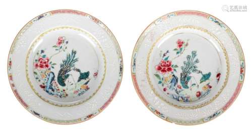 A pair of Chinese polychrome dishes with birds on a flower rock, Qianlong, Diameter 19,3 cm (chip)