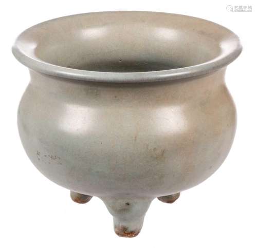 A Chinese tripod stoneware celadon incense burner, H 11 - Diameter 13,5 cm