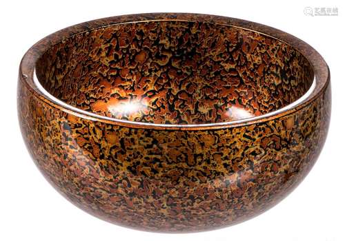 A Japanese bowl, decorated with gold lacquer in the vermiculé manner, H 10 - Diameter 20,5 cm