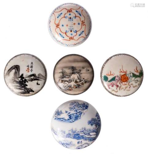 Five Chinese polychrome porcelain seal paste boxes and covers, marked, 19th/20thC, H 2,8 - 3,5 - Diameter 6,5 - 7,8 cm