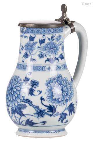 A Chinese export blue and white floral decorated jug with a Western pewter mount, 18thC, H 22,5 cm