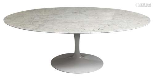 An oval table with a Carrara marble top, production Knoll, design by Eero Saarinen, H 72 - B 198 - D 121,5 cm