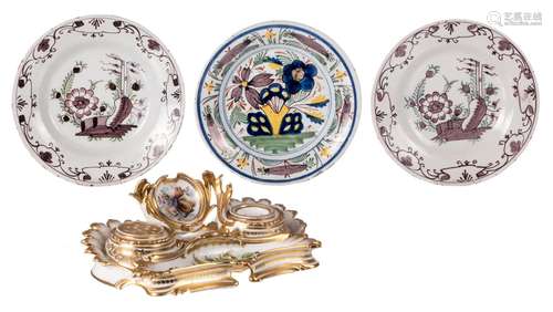 An old Paris porcelain Historism ink set, W 30 - D 17 cm (restoration); added three polychrome decorated Dutch Delftware plates, 18thC, Diameter 22,5 cm