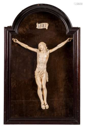 An ivory Christ in a wooden display case, H 44 - W 37 cm (sculpture) - 46 x 72 cm (display case)