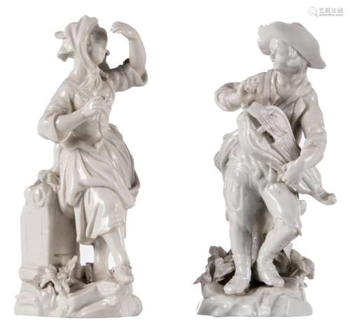 A pair of porcelain figures, probably Tournai, 18thC, H 13 cm (small damage)