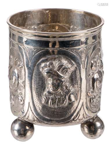 A German silver relief decorated so-called  'kugelfussbecher', with a Nürnberg hallmark - makers mark I.P. with star, the bottom engraved with owners initials and dated 1693, H 8,5 cm - Weight: about 100g