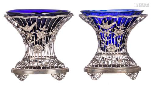 Two decorative plates, silver and blue crystal, English, with a London hall mark, Victorian period, H 15 - W 16 - D 11,5 cm - Total silver weight: about 675g