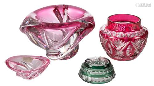 A red overlay Val Saint Lambert crystal vase, a pique fleurs and an ashtray; added a ditto green overlay ladies powder box, three of the items marked, H 7 - 17,5 cm