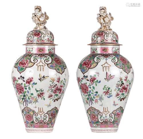 A pair of impressive Samson vases and covers, decorated with flower branches and butterflies, 19thC, H 89,5 cm (minor damage)