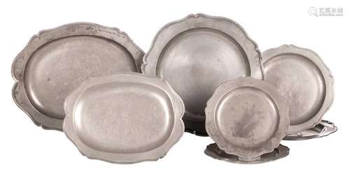 One large round, two oval and two smaller serving dishes and two plates, tin, Bruges, François D'hollander - Diameter 23,5 - 42 cm