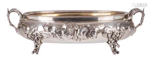 A silver jardinière-pièce de milieu, about 1900, a brass inner bowl, H 12,6 - B 40 - D 22 cm, Total silver weight: 1672g