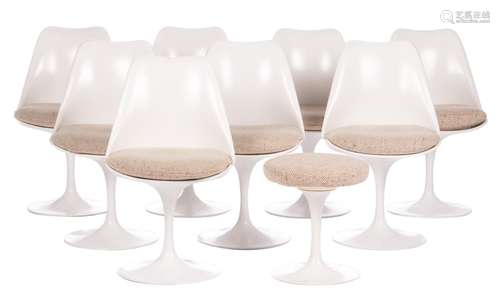 A set of eight tulip chairs and a seat, production Knoll, design by Eero Saarinen, H 81 cm