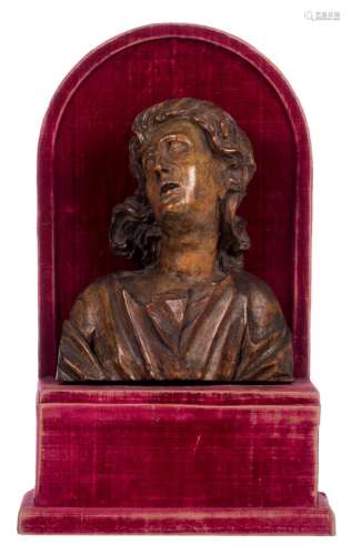 A wooden bust of Saint John the Baptist on a red velvet covered wooden base, 17thC, H 20 (without base) - 34 cm (with base)