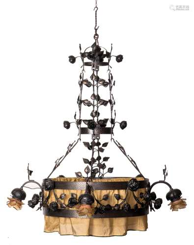 A wrought-iron four-light chandelier, decorated with roses; added a ditto pedestal vase, H 102 - Diameter 62 cm