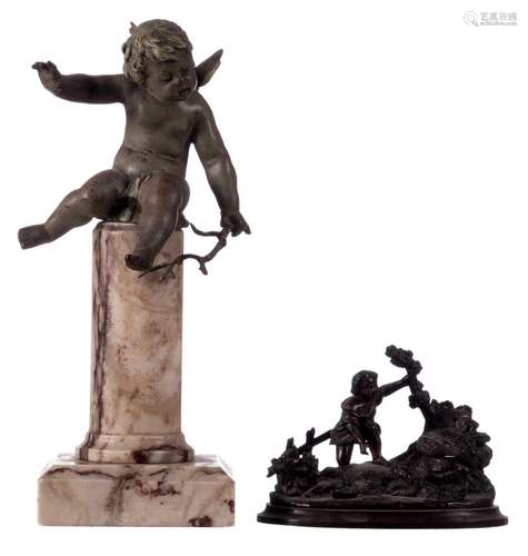 A polychromed bronze angel on a marble column, 19thC, H 26 cm; added a bronze ink stand, mid 19thC, H 8 cm