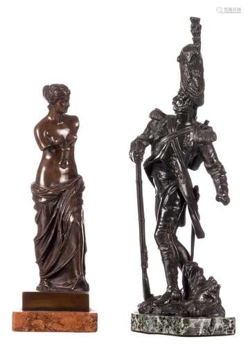 Madrassi E., an old guard, bronze on a 'vert de mer' marble base, marked by the foundry, H 34 cm; added a copy after the Venus de Milo, bronze on a marble base, H 26,5 cm