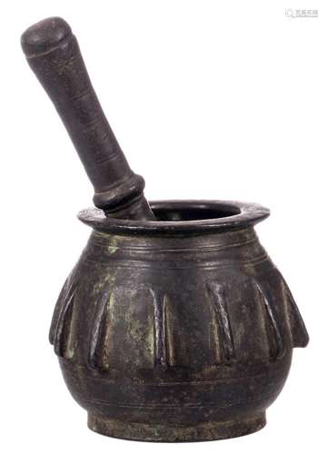 A Moorish bronze 17thC mortar, H 11,5 cm - Diameter 9,8 cm