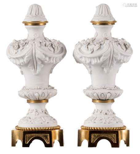 A pair of Neoclassical miniature biscuit cassolettes with bronze mounts, decorated with flowers, H 20 cm