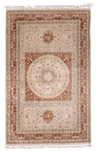 A fine Oriental silk rug, decorated with floral motifs and birds, Hereke, 170 x 262 cm