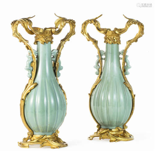 十九世纪 冬青釉镶铜鎏金座花瓶 （一对）