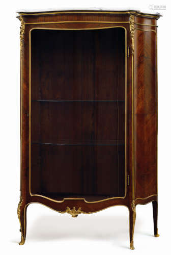 约1890年 法国路易十五风格西阿拉黄檀木铜鎏金玻璃展示柜