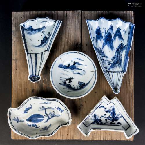 A BLUE AND WHITE ANCIENT FAN SHAPED TEA SET , LATE MING DYNASTY