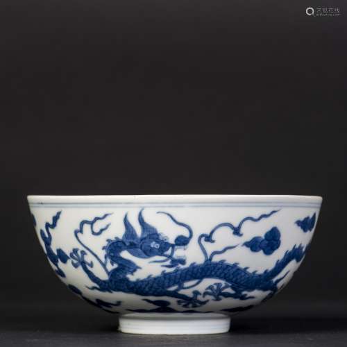 A BLUE AND WHITE PROCELAIN BOWL WITH TWO DRAGONS, QING DYNASTY, DAOGUANG PERIOD